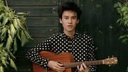 Der Musiker Jacob Collier mit Ukulele © Universal Music Foto: Universal Music