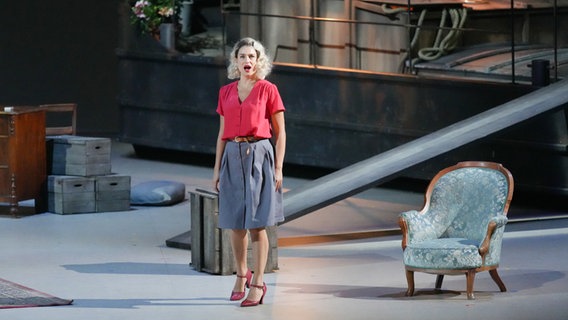 Szenenbild: Asmik Grigorian als "Giorgetta" in Puccinis Oper "Il Tabarro" © picture alliance / Roman Zach-Kiesling / First Look / picturedesk.com Foto: Roman Zach-Kiesling