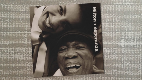 CD-Cover "Milton + esperanza" von Milton Nascimento & Esperanza Spalding © Concord Records 