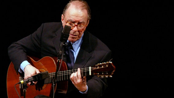 Joao Gilberto, brasilianischer Komponist, Gitarrist und Sänger © AP Photo / Mary Altaffer Foto: Mary Altaffer