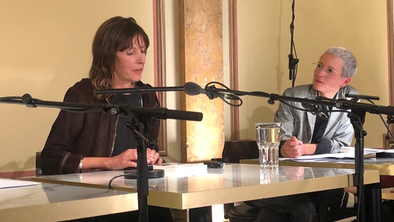 Rachel Cusk und Alexandra Friedrich sitzen an Tischen auf der Bühne des Literaturhauses in Hamburg. © NDR Foto: Juliane Bergmann