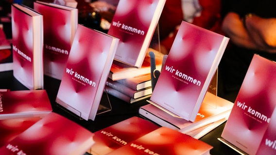 Auf einem Tisch wurden Exemplare des Buches "Wir kommen" aufgestellt und hingelegt. © Nerea Lakuntza Foto: Nerea Lakuntza