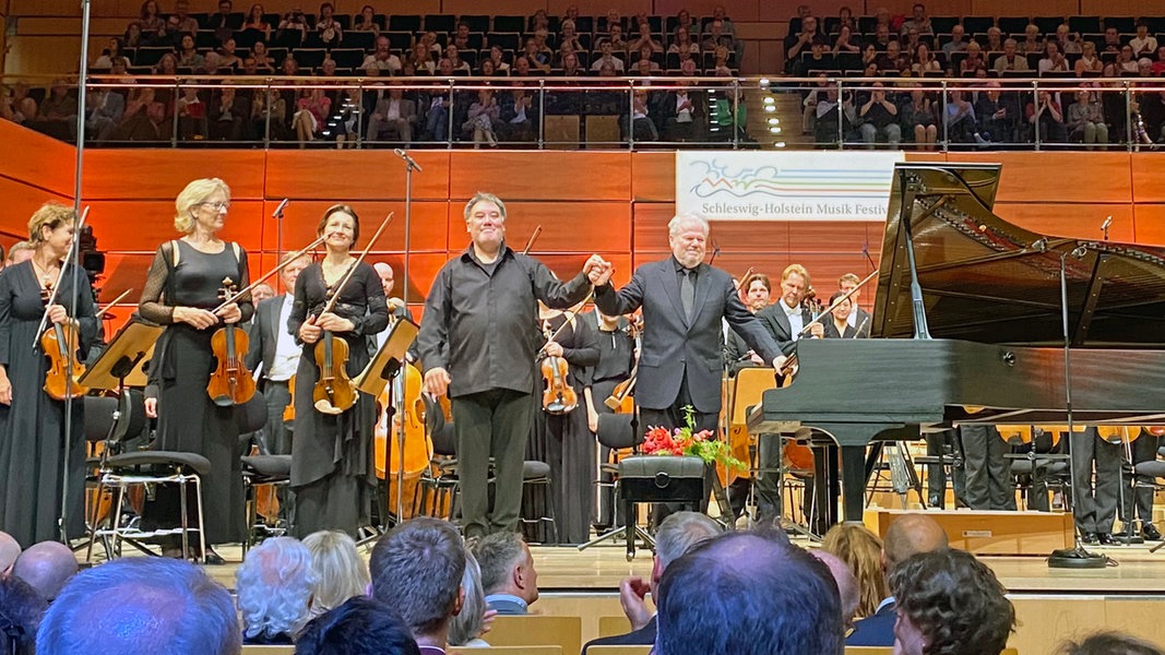 Alan Gilbert, Emanuel Ax und das NDR Elbphilharmonie Orchester auf der Bühne der Musik- und Kongresshalle in Lübeck