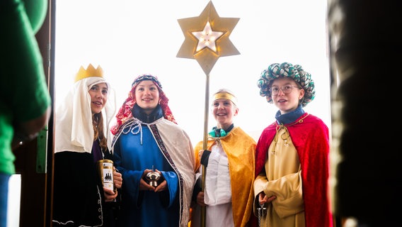 Sternsinger sind am Dreikönigstag unterwegs und sammeln Spenden. © picture alliance/dpa Foto: Thomas Warnack