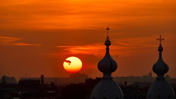 Rot leuchetender Abendhimmel über den Dächern und Kuppeln von St. Petersburg. © picture alliance/dpa/Sputnik Foto: Alexei Danichev