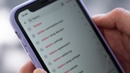 Eine Frau sucht in der Social Media App TikTok das Wort "Talahon". © Sebastian Gollnow/dpa +++ dpa-Bildfunk +++ 