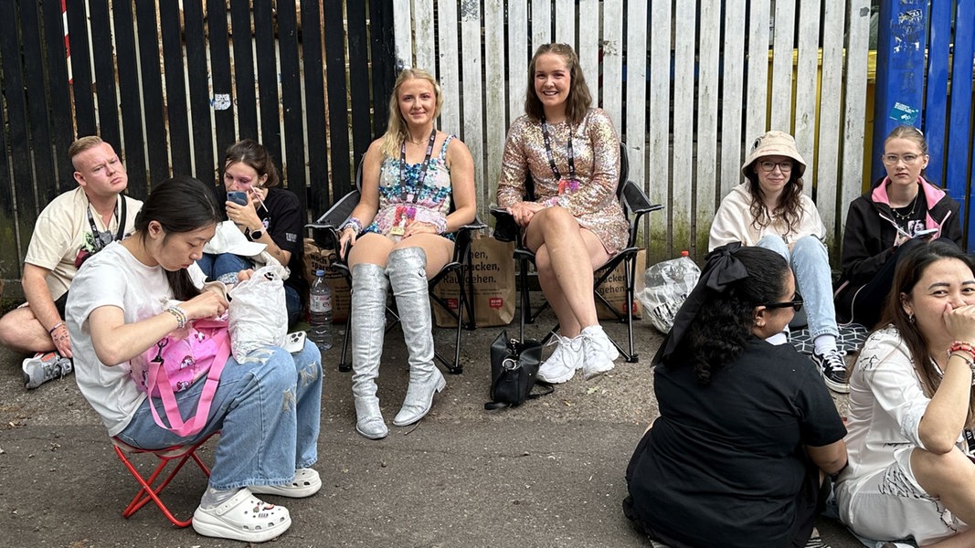 Taylor Swift spielt in Hamburg Swifties pilgern zum Stadion NDR.de