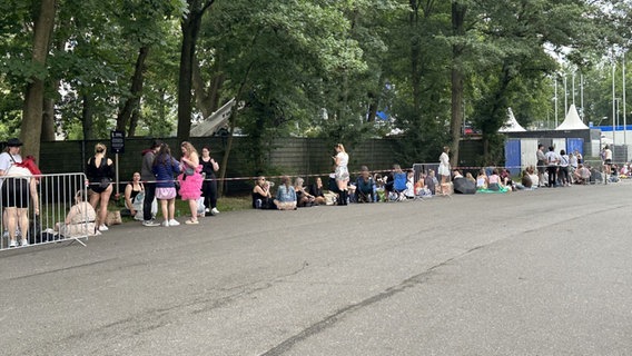 Die ersten Taylor Swift Fans stehen schon in einer Schlange vor dem Stadion. © Julia Hercka / NDR Foto: Julia Hercka / NDR