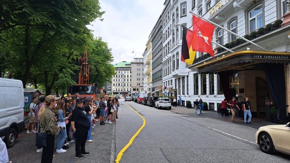 Vor dem Hotel Vier Jahreszeiten in Hamburg stehen einige Fans von Taylor Swift. © Petra Volquardsen / NDR Foto: Petra Volquardsen / NDR