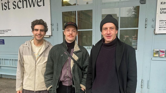 Die Schauspieler Pascal Houdus, Merlin Sandmeyer und Andre Szymanski (von links) stehen vor dem Thalia in der Gaußstraße © NDR Foto: Katharina Preuth