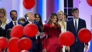 Familie des Präsidentschaftskandidaten und ehemaligen US-Präsidenten Donald Trump auf der Bühne © J. Scott Applewhite/AP/dpa Foto: J. Scott Applewhite