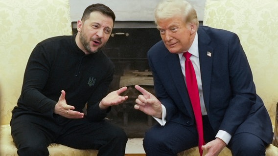 US-Präsident Donald Trump und der ukrainischen Präsidenten Wolodymyr Selenskyj sitzen im Oval Office des Weißen Hauses und streiten. © Mystyslav Chernov/AP/dpa +++ dpa-Bildfunk +++ 