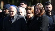 Hamburgs Bürgermeister Peter Tschentscher und weitere Politikerinnen und Politiker stehen am Grab von Peggy Parnass auf dem jüdischen Friedhof in Hamburg-Ohlsdorf. © Christian Charisius/dpa-Pool/dpa Foto: Christian Charisius/