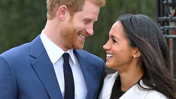 Der britische Prinz Harry und die US-amerikanische Schauspielerin Meghan Markle in London nach Bekanntgabe ihrer Verlobung. © PA Wire/dpa Foto: Dominic Lipinski