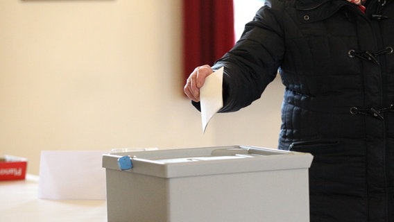 Eine Wählerin wirft ihren Stimmzettel in die Wahlurne © picture alliance / Eibner-Pressefoto Foto: Fleig / Eibner-Pressefoto