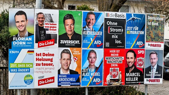 Zahlreiche Wahlplakate hängen nebeneinander © picture alliance / nordphoto GmbH | Hafner Foto: Hafner