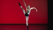 Eine junge Ballett-Tänzerin tanzt auf einer Bühne. © Silvano Ballone 