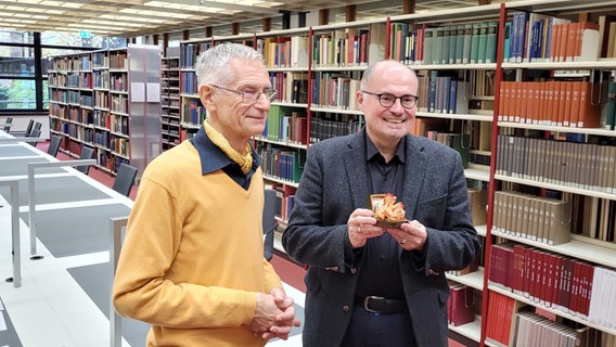 Der Franzose Patrick Naudin und der Direktor der Hamburger Staats- und Universitätsbibliothek Robert Zapf bei der Übergabe von persönlichen Gegenständen aus dem Nachlass von Wolfgang Borchert. © NDR Foto: Peter Helling