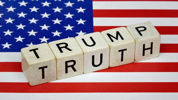 Würfel bilden die Wörter "Trump" und "Truth" © picture alliance / ZB Foto: Sascha Steinach