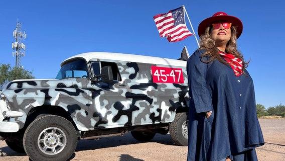 eine Frau steht vor einem Jeep in Arizona © NDR Foto: Gudrun Engel