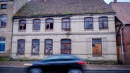 Kaputte Fenster, Dachrinne und Dachziegel in einem leerstehenden Haus im Ortszentrum. Leere und teilweise verfallene Wohn- und Geschäftshäuser prägen das Bild der Kleinstadt Goldberg in Mecklenburg-Vorpommern. © picture alliance/dpa Foto: Jens Büttner