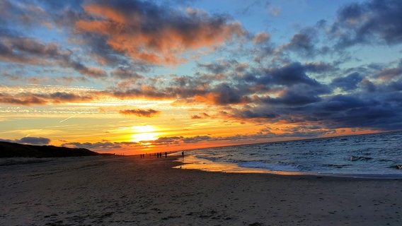 Ein Sonnenuntergang mit dramatischen Wolkenformationen am Meer © NDR Foto: Wolfgang Kummer