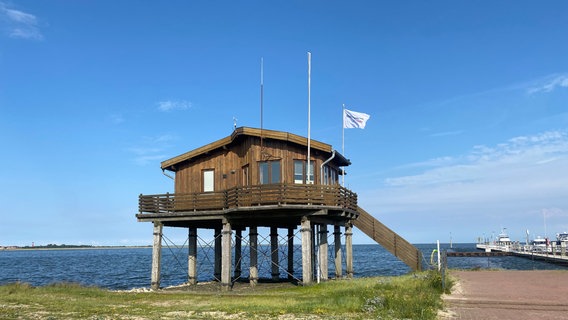 Pfahlbau aus Holz am Schiffsanleger von Wangerooge. © NDR Foto: Elisabeth Koerner