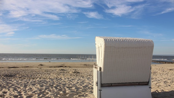 Strandkorb von hinten am Strand von Wangerooge © NDR Foto: Bettina Schuck-Göbel