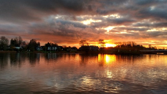 Häuser des Ortes Kappeln, im Hintergrund ein dramatischer Abendhimmel, im Vordergrund die Schlei © NDR Foto: Katja Schreiber