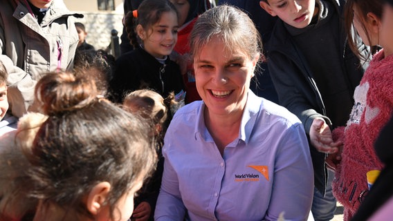 Janine Lietmeyer von World Vision Deutschland spricht mit geflüchteten Kindern im Libanon © World Vision 