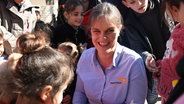 Janine Lietmeyer von World Vision Deutschland spricht mit geflüchteten Kindern im Libanon © World Vision 