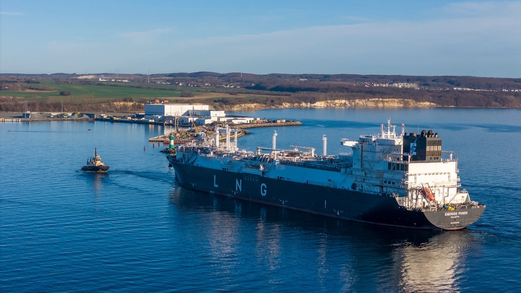 Ein großes LNG-Spezialschiff wird von Schleppern zum Hafen von Mukran begleitet.