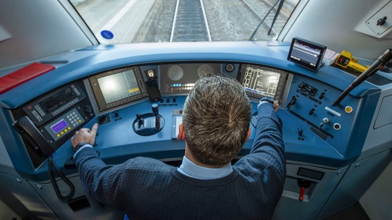 Ein Lokführer steuert einen Zug. © dpa-Bildfunk Foto: Daniel Karmann