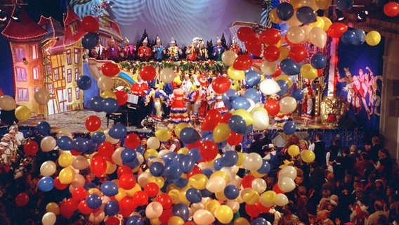 Bunte Luftballons regnen bei der Generalprobe für die Fernseh-Fastnachtssitzung "Mainz bleibt Mainz, wie es singt und lacht 2001" im Kurfürstlichen Schloss in Mainz auf die Zuschauer herunter. © picture-alliance / dpa/dpaweb | Arne_Dedert Foto: Arne_Dedert