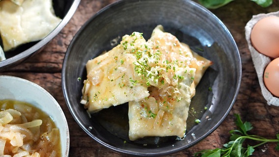 Maultaschen mit Kabeljaufüllung und Zwiebelschmelz © NDR Foto: Florian Kruck