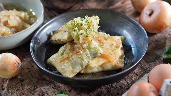 Maultaschen mit Kabeljaufüllung und Zwiebelschmelz © NDR Foto: Florian Kruck