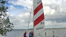 Segelboot am Ufer des Fleesensees  