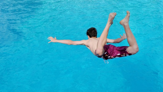 Ein Mann springt ins Wasser © dpa Foto: Angelika Warmuth