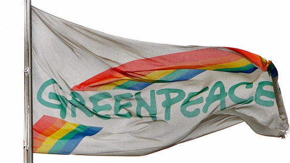 Fahne von Greenpeace © picture-alliance/ dpa Foto: Carsten Rehder