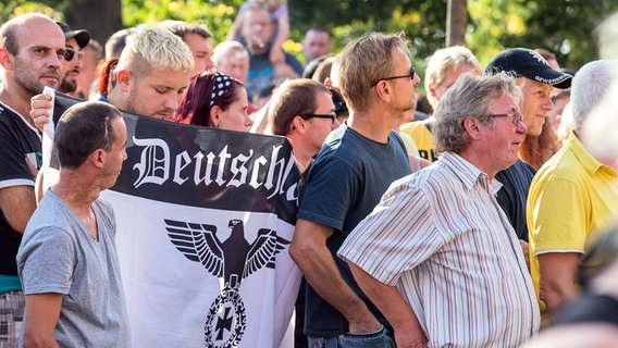 Demonstration der NPD in Heidenau gegen Asylunterkunft © picture alliance / dpa Foto: Marko Förster