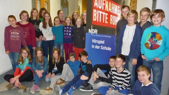 Gymnasium Marianum Meppen: Klasse 6b posiert vor dem Schild "Hörspiel in der Schule. © NDR 