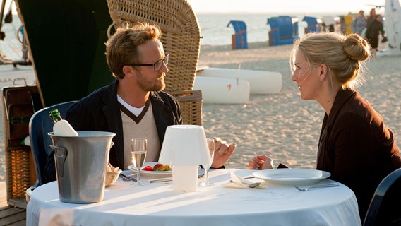 Katharina (Tanja Wedhorn) und Jonas Mikkelsen (Maximilian Brückner). © Degeto/Gordon Muehle 