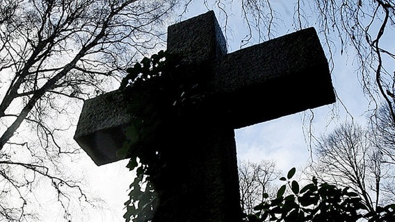 Ein Kreuz auf einem Friedhof © dpa-Bildfunk Foto: Maurizio Gambarini