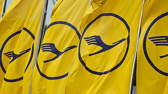 Fahnen mit Lufthansa-Logo © dpa Bildfunk Foto: Frank Rumpenhorst