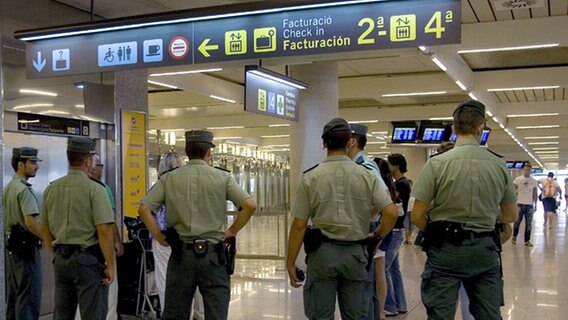 Spanische Polizisten kontrollieren den Flughafen in Palma de Mallorca © dpa-Bildfunk 