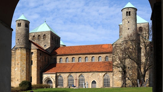 Blick durch einen Torbogen auf die Michaeliskirche in Hildesheim. © Evangelisch-lutherische Landeskirche Hannover Foto: Ulrich Ahrensmeier