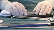 Operationsbesteck während eines chirurgischen Eingriffs © dpa/picture-alliance Foto: Jan-Peter Kasper