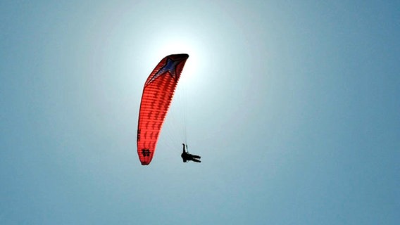 Paraglider am Himmel © picture-alliance Foto: Udo Bernhart