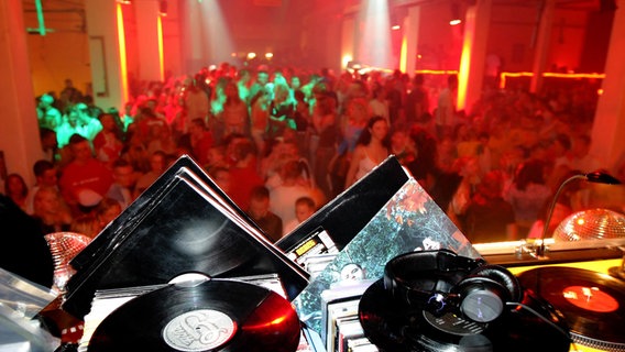 Plattenspieler in einer Diskothek © picture-alliance / ZB Foto: Andreas Lander
