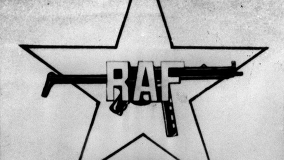RAF-Logo, Ausschnitt aus einem Foto des entführten Arbeitgeberpräsidenten Hanns-Martin Schleyer (Archivbild aus dem Jahr 1977) © dpa 